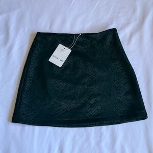NWT Olivia Grey Black Snakeskin Mini Skirt Mob Wife Women’s Small